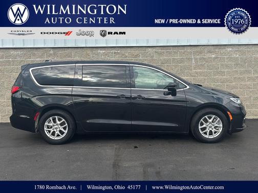 Brilliant Black Crystal Pearlcoat 2023 Chrysler Pacifica Touring-L