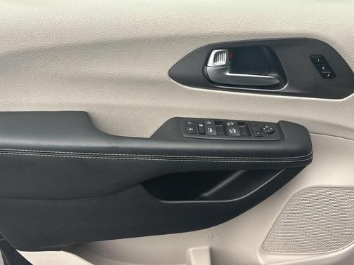 Brilliant Black Crystal Pearlcoat 2023 Chrysler Pacifica Touring-L