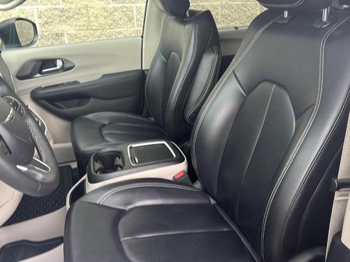Brilliant Black Crystal Pearlcoat 2023 Chrysler Pacifica Touring-L