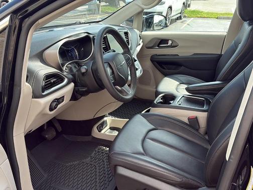 Diamond Black 2024 Chrysler Pacifica Hybrid Select