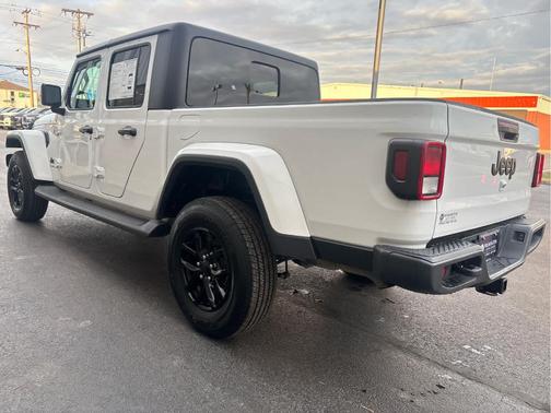 2022 Jeep Gladiator Sport