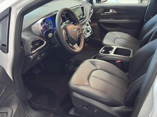 Bright White Clearcoat 2026 Chrysler Pacifica Select