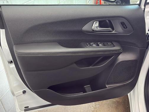 Bright White Clearcoat 2026 Chrysler Pacifica Select