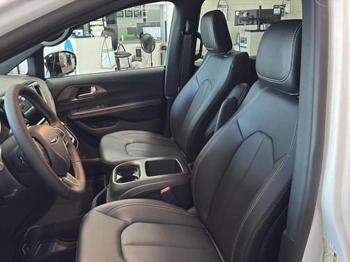 Bright White Clearcoat 2026 Chrysler Pacifica Select