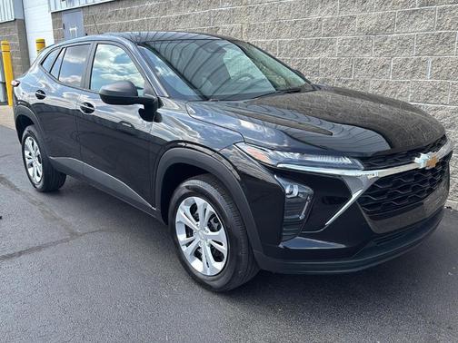 Mosaic Black Metallic 2024 Chevrolet Trax LS