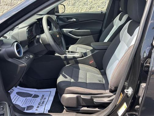 Mosaic Black Metallic 2024 Chevrolet Trax LS
