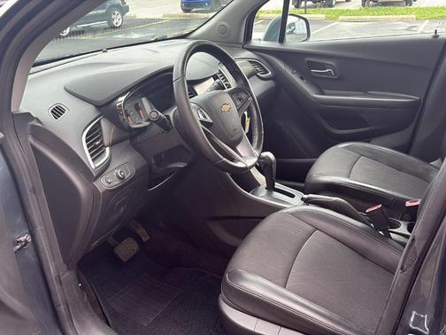 Shadow Gray Metallic 2022 Chevrolet Trax LT