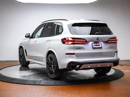 Mineral White Metallic 2026 BMW X5 xDrive40i