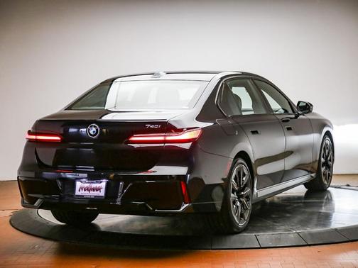 Black Sapphire Metallic 2026 BMW 740 i