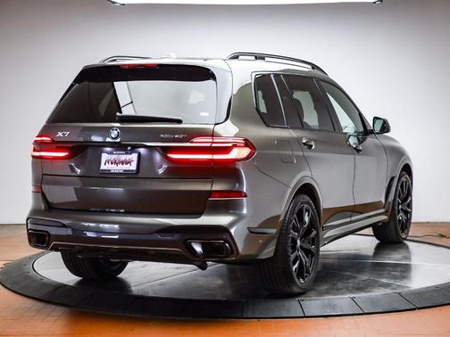 Manhattan Green Metallic 2026 BMW X7 xDrive40i
