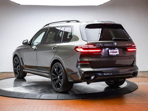 Manhattan Green Metallic 2026 BMW X7 xDrive40i