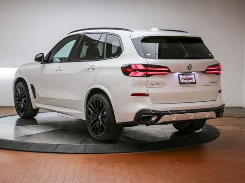 Mineral White Metallic 2026 BMW X5 sDrive40i