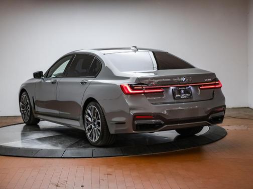 Bernina Gray Amber Effect Metallic 2022 BMW 750 i xDrive