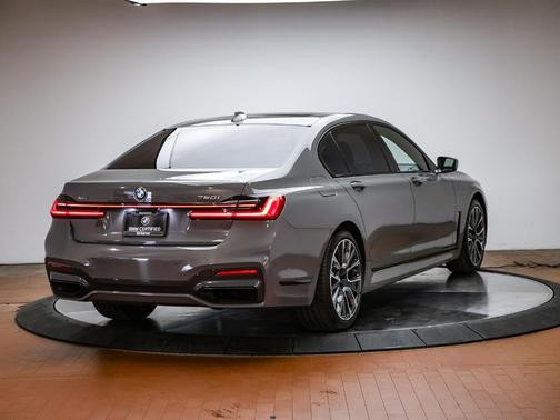 Bernina Gray Amber Effect Metallic 2022 BMW 750 i xDrive
