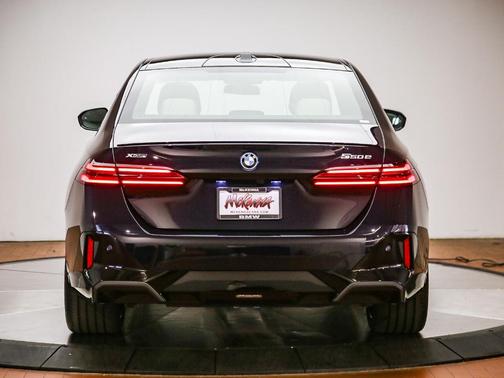 Carbon Black Metallic 2027 BMW 550e 550E XDRIVE