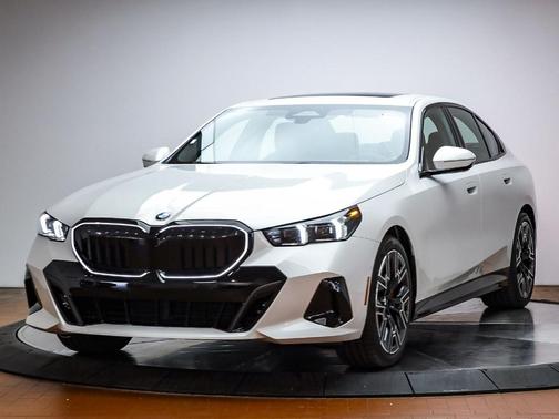 Mineral White Metallic 2026 BMW 530 i