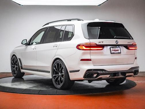 Mineral White Metallic 2026 BMW X7 xDrive40i