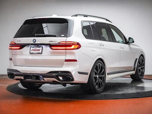 Mineral White Metallic 2026 BMW X7 xDrive40i