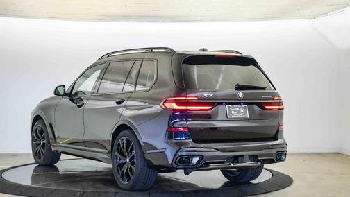 Carbon Black Metallic 2027 BMW X7 xDrive40i