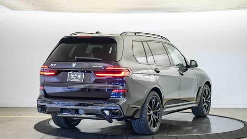 Carbon Black Metallic 2027 BMW X7 xDrive40i