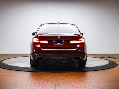 Aventurin Red Metallic 2023 BMW 540 i