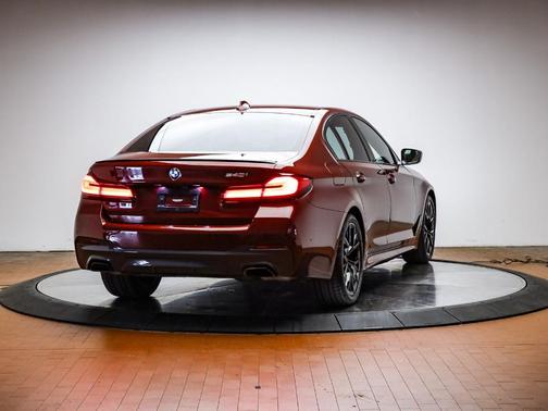 Aventurin Red Metallic 2023 BMW 540 i