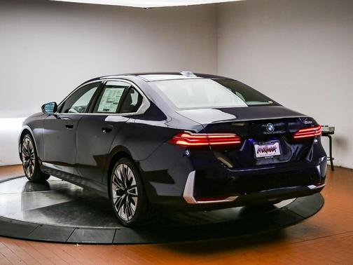 Tanzanite Blue II Metallic 2027 BMW 530 i