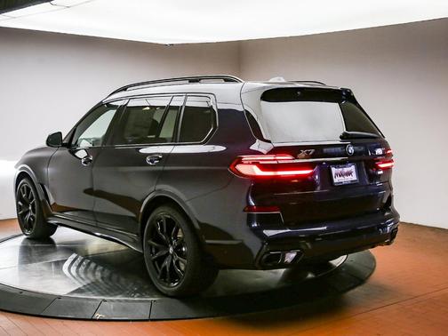 Carbon Black Metallic 2027 BMW X7 xDrive40i