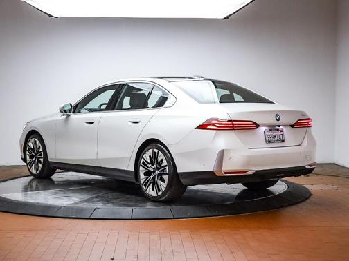 Mineral White Metallic 2025 BMW 530 i