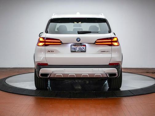 Alpine White 2025 BMW X5 PHEV xDrive50e
