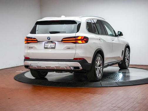 Alpine White 2025 BMW X5 PHEV xDrive50e