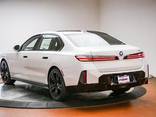 Mineral White Metallic 2027 BMW 740 i xDrive