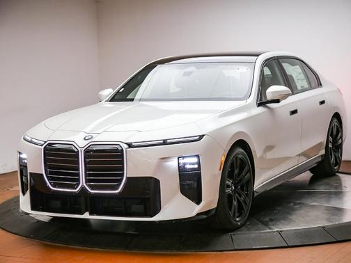 Mineral White Metallic 2027 BMW 740 i xDrive