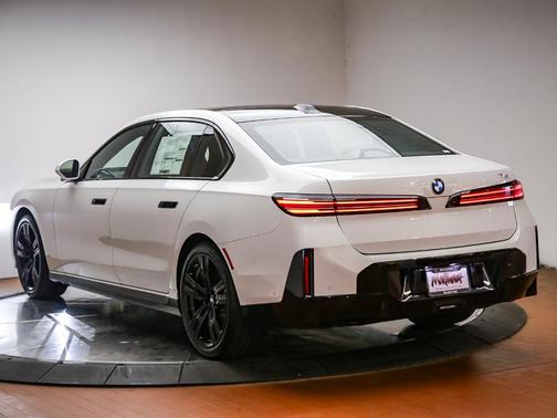Mineral White Metallic 2027 BMW 740 i xDrive