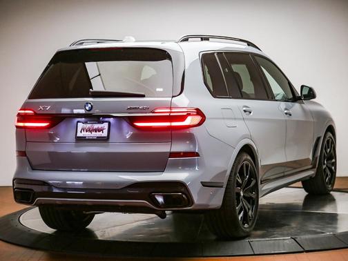Gray Metallic 2027 BMW X7 xDrive40i