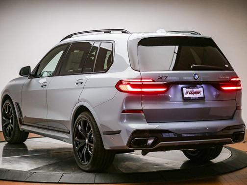 Gray Metallic 2027 BMW X7 xDrive40i