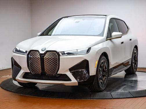 Mineral White Metallic 2023 BMW iX M60