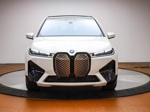 Mineral White Metallic 2023 BMW iX M60