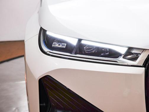 Mineral White Metallic 2023 BMW iX M60