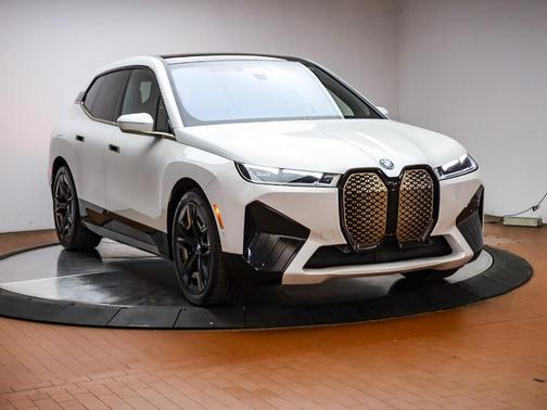 Mineral White Metallic 2023 BMW iX M60