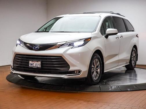 2024 Toyota Sienna XLE
