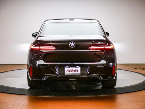 Black Sapphire Metallic 2026 BMW 740 i