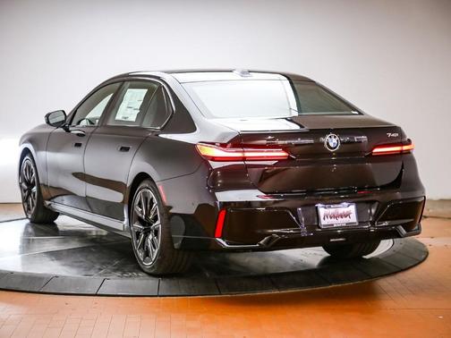 Black Sapphire Metallic 2026 BMW 740 i