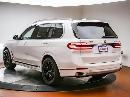 Mineral White Metallic 2027 BMW X7 xDrive40i