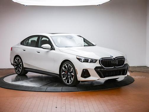 Alpine White 2026 BMW 530 i