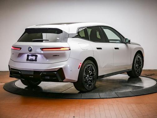 Mineral White Metallic 2026 BMW iX xDrive45