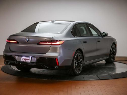 Pure 2026 BMW 740 i