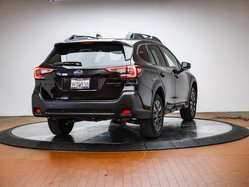 Crystal Black Silica 2023 Subaru Outback Onyx Edition XT