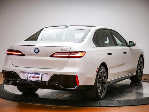 Mineral 2026 BMW 740 i