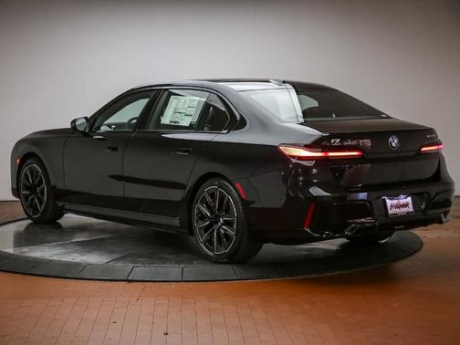 Black Sapphire Metallic 2026 BMW i7 EDrive50